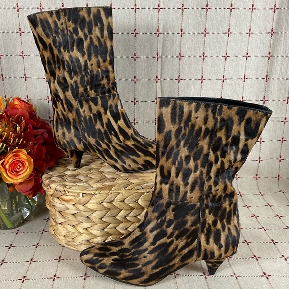 Vince Camuto Rastel3 Animal Print Cow Hide Mid Calf Boots Size 7.5 Cow Fur NWOB - Picture 2 of 9